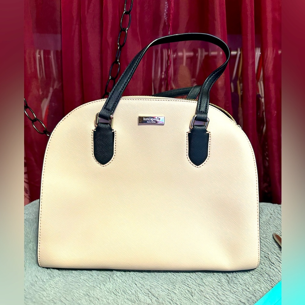 Kate Spade Reiley Laurel Way dome purse. In EUC. Cream and black.